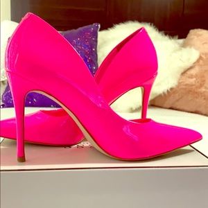 Selling these beautiful hot pink pumps.